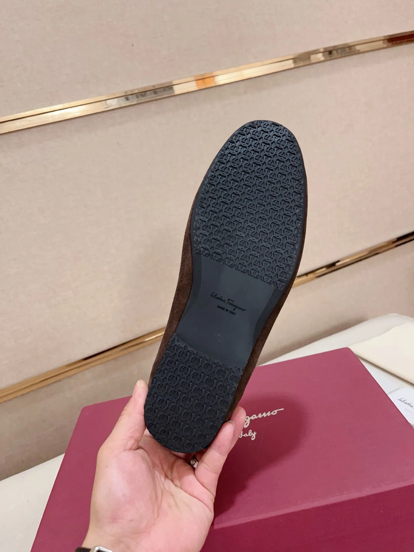 Men's shoes💰: 480💰 High version Ferragamo Dongguan quality! 🆕🆕Exclusive hot-selling products in stock🔥🔥New products on the shelves, high-quality shoes, complete with packaging! 💪 💪 Material: Imported suede cowhide 🐂 + Imported high-quality water-dyed cowhide lining + wear-resistant outsole 👍🏻👍🏻 Features: High-end and comfortable, purely handmade 🚀 🚀 Create the perfect shoes that suit you best 🔥 🔥 Size: (38-44) Can be customized 45 non-returnable!